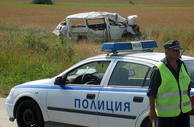 Камион отнесе десетки метри мантинела на магистрала „Тракия”