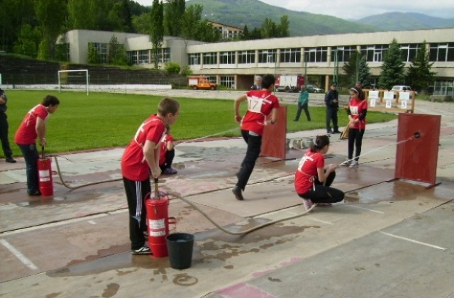 Отборът на ПМГ в битка за Млад огнеборец на България