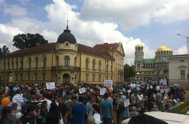 300 протестиращи браниха забраната за пушене на обществени места