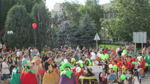 Карнавално шествие суджукарски игри и кулинарни състезания за празника на