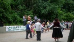 Курбан за здраве и веселби на празника под манастира край