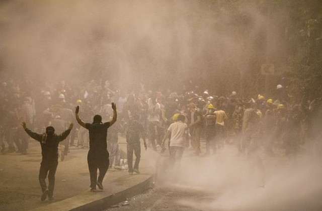 Нови сблъсъци в Истанбул