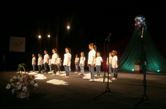 Деца от Кюстендил пяха и танцуваха в подкрепа на Александър Ангелов