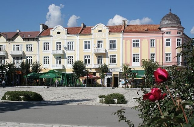 Мъже с моторни резачки мерят сили в  атрактивно състезание