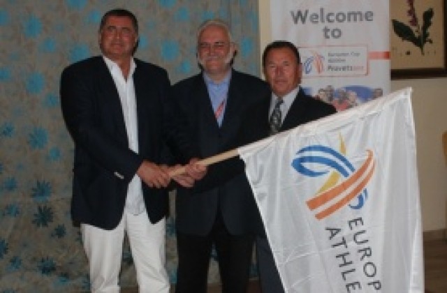 Президентът на БФЛА предаде знамето на Европейската атлетика на Македония