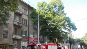 Запалено ел табло обгази кооперация в центъра на Варна