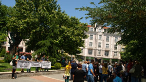 Стотина души протестираха срещу правителството на Орешарски в Пловдив