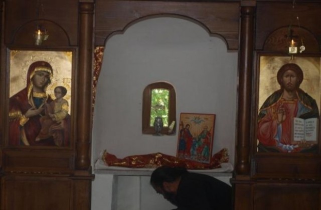 Осветиха нов храм в планинското село Сенокос