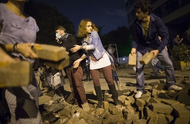 Турската полиция отново гони протестиращи със сълзотворен газ