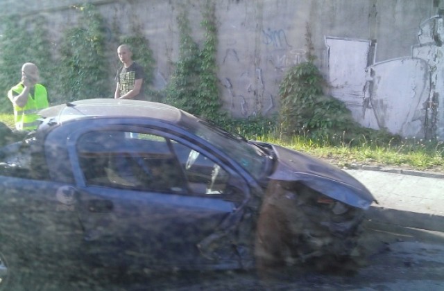 Катастрофа затруднява движението по Коматевско шосе