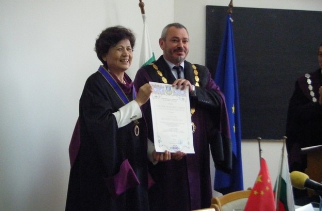 ВТУ официално връчи званието почетен доктор на Сю Лин