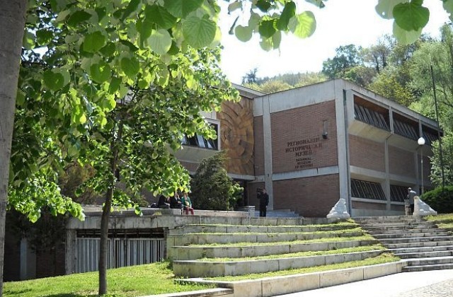 Награждават абитуриенти от ОДК