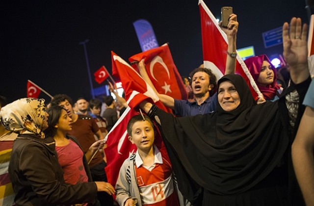 Млади градски жени - лицето на протестите в Турция