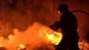 Огнеборец пострада при пожар