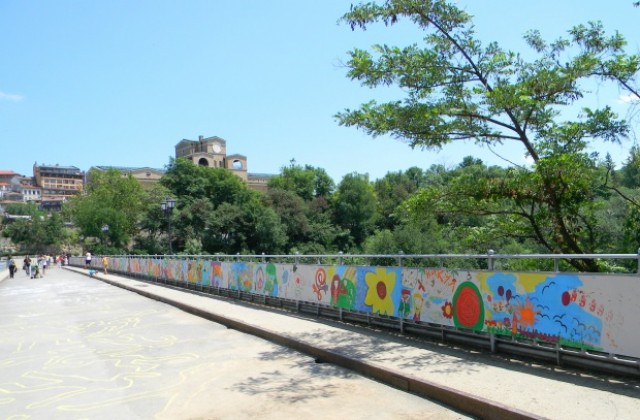 Най-дългата детска рисунка украси Стамболовия мост