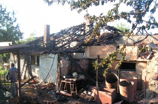 Изгоря къщата на убито момиче