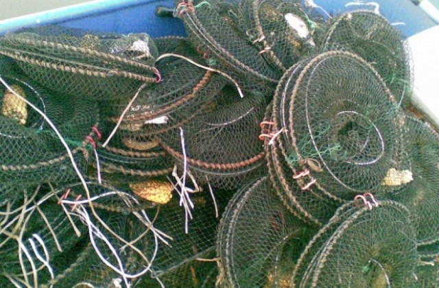 Иззеха 200 коша за раци от Шабленското езеро