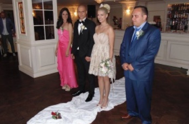 Баскетболист взе прелестна блондинка за жена