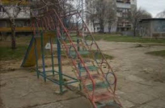 Спешно премахват опасни площадки за игра в Севлиево