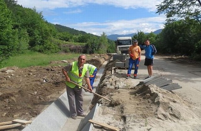 Ремонтират общински пътища