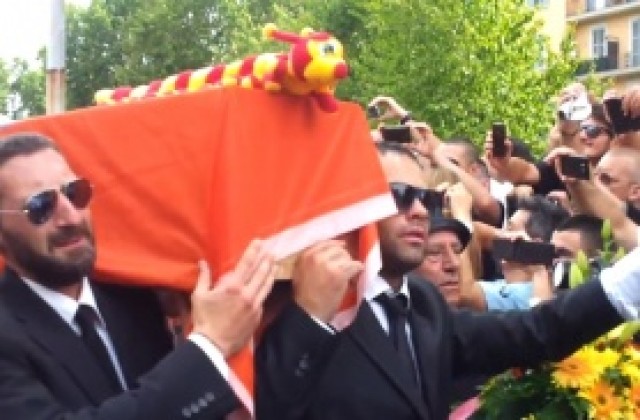 ВИДЕО: Хиляди фенове на Лацио спретнаха погребение за Рома