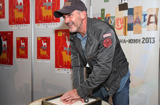 Антонио Бандерас циментира отпечатъците си за Залата на славата в НДК