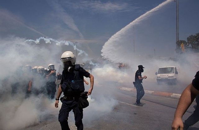 Полицията гони протестиращите от площад „Таксим със сълзотворен газ и водни оръдия