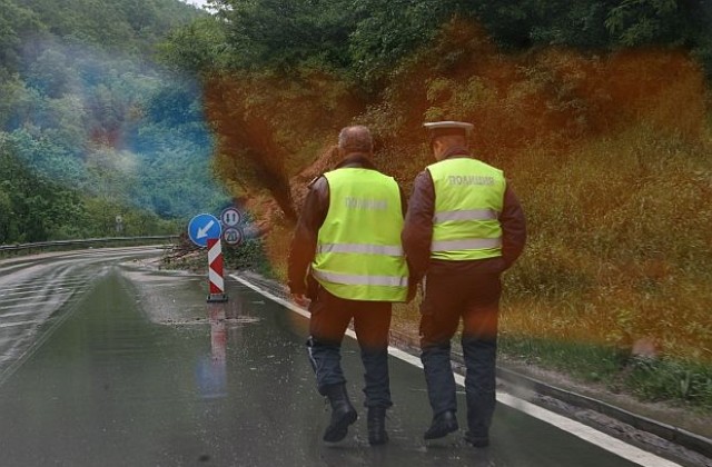 Един човек е загинал, а 30 са ранени в катастрофи през денонощието