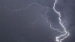 Властите предупредиха да се спазват правилата при гръмотевична буря