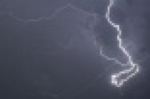 Властите предупредиха да се спазват правилата при гръмотевична буря