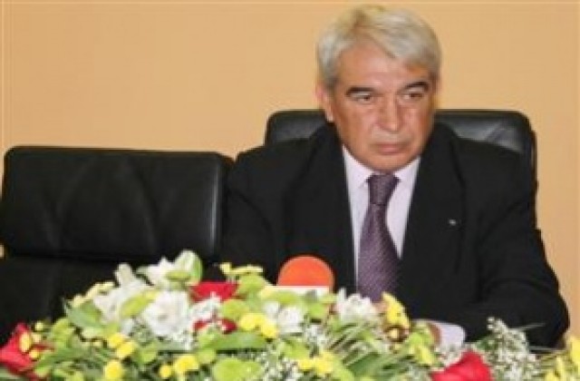 Кметът на Търговище бил в конфликт на интереси, общината закупувала консумативи от книжарницата на сина му