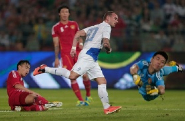 Ван Гаал насърчи Снайдер да отива в Челси