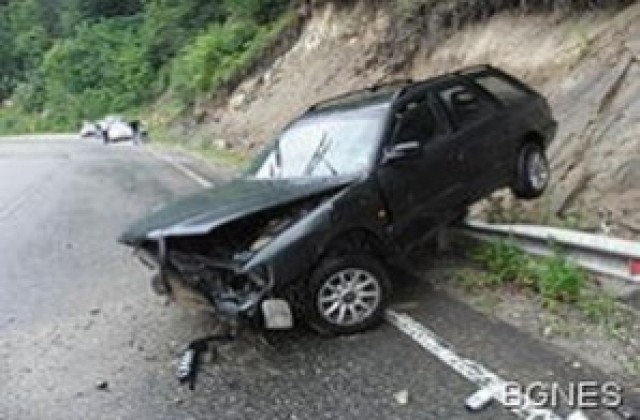 Лек автомобил кацна на мантинелата в Предел