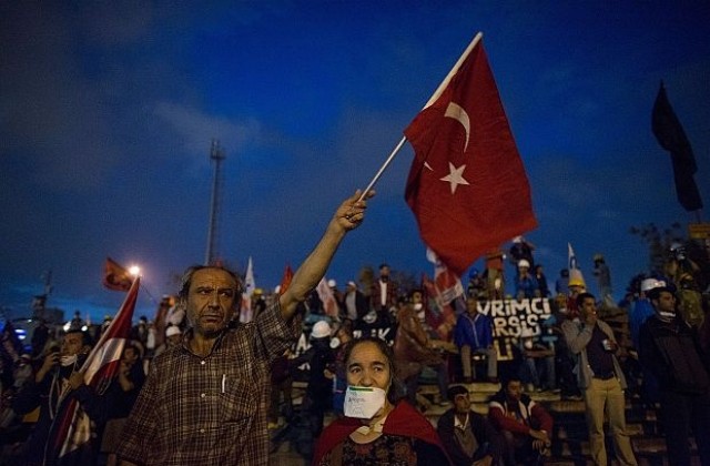 Протестиращи празнуваха на площад Таксим въпреки призива да се разотидат
