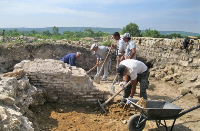 Тайна врата, защитаваща Западната крепостна стена на Ковачевско кале до Попово, откриха археолози