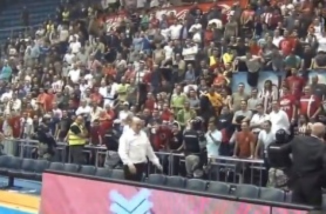 ВИДЕО: Партизан с 12-а поредна титла, фен хвърли колана си по Вуйошевич