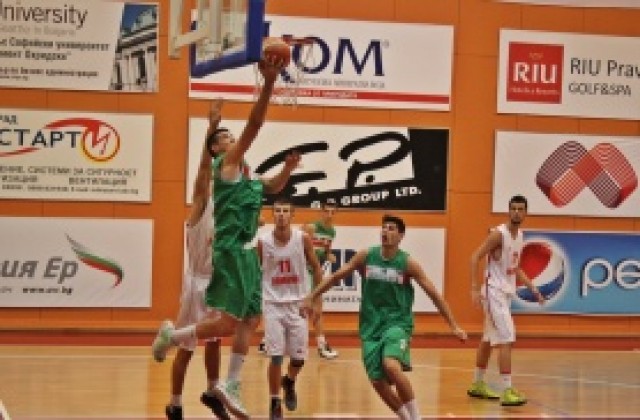 СНИМКИ: Добра първа контрола за младежите, разбиха Румъния в Правец