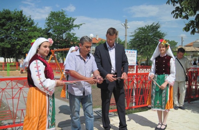 Откриха нови две детски площадки в Каварна