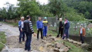 Доброволци помагат на наводнена Трявна