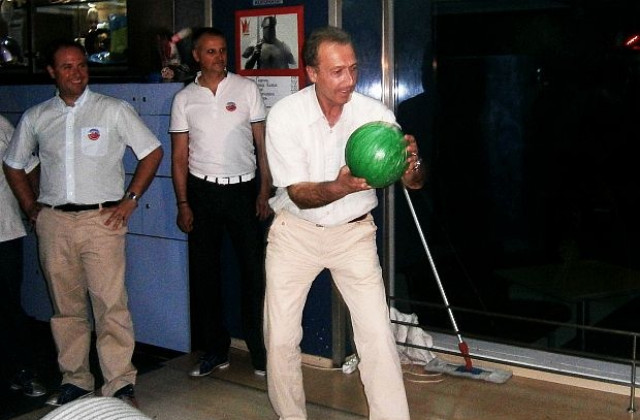 Само Емил Костадинов се въздържал за Пеевски