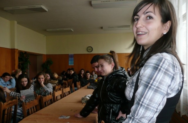 Данъчни преподадоха над 70 урока в седем училища във Велико Търново