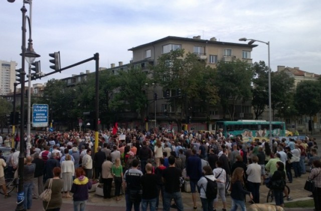 Около 1000 протестираха във Варна, скандираха пред БСП, ДПС и „Атака”