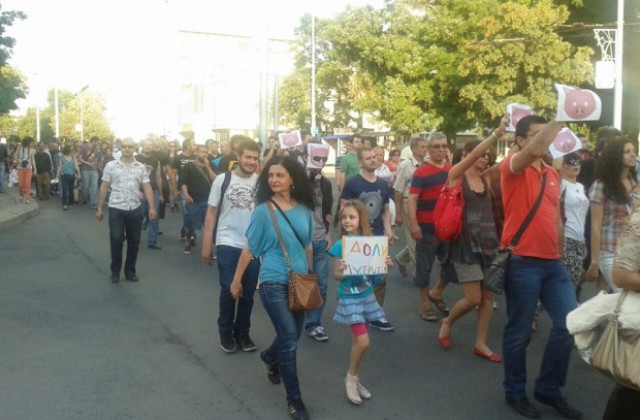 Протестиращи блокират бул. „6-ти септември“