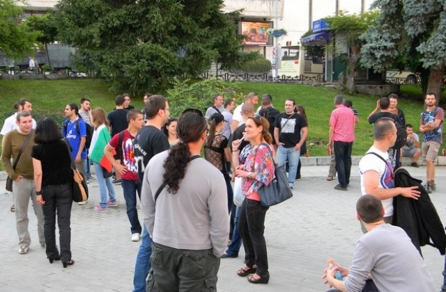 Около 50 души излязоха на протест срещу Делян Пеевски във В. Търново