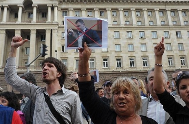 50 души на протест срещу Пеевски в Пазарджик