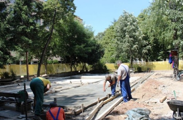 Започна строежът на новата детска площадка пред НАП