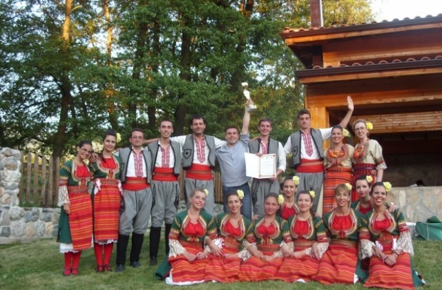 Рила ни гледа от сцената на парк Рила в Дупница