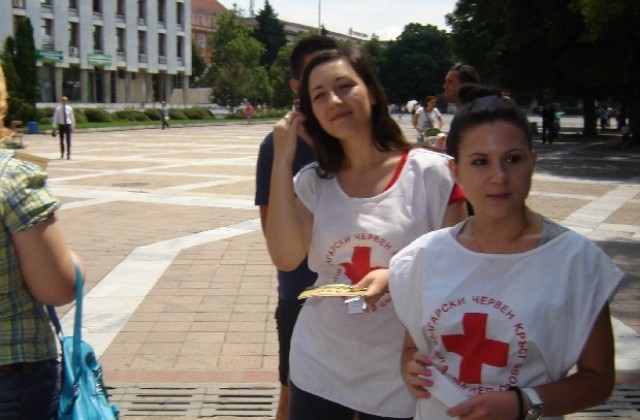 Доброволци от БМЧК проведоха разяснителна кампания