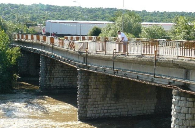Мост в Ловеч пропадна, фирми останаха без комуникации