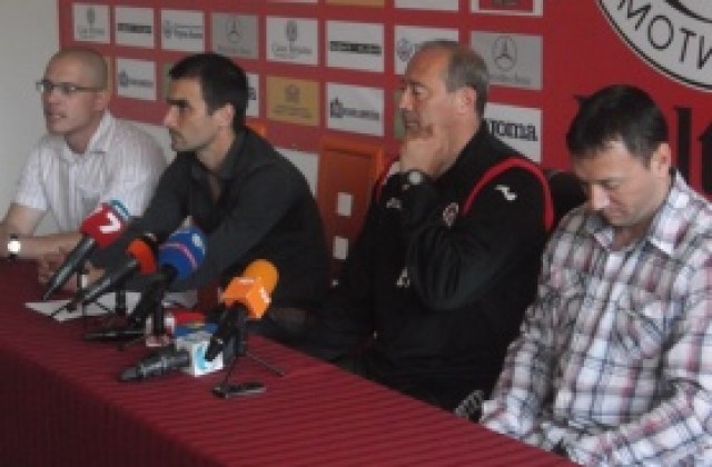 Добрев тушира скандал с феновете на Локо Сф